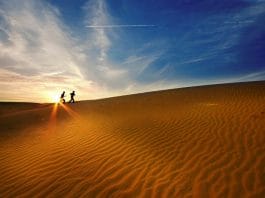 Đồi Cát Bay Mũi Né: Bản Tình Ca Của Gió Và Cát Tại “Tiểu Sa Mạc” Bình Thuận Đồi Cát Bay Mũi Né Bản Tình Ca Của Gió Và Cát Tại “Tiểu Sa Mạc” Bình Thuận